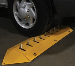 Steel Spiked Traffic Speed Bump 39" Wide 20 Ton Axle Load Capacity